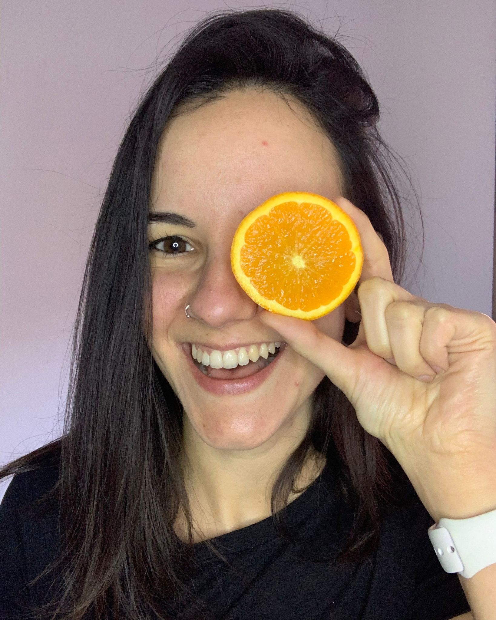 Laura Segarra sonriendo con una rodaja de naranja